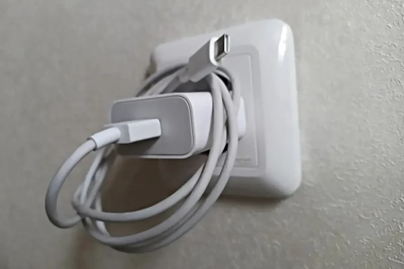 ماندن شارژر در پریز