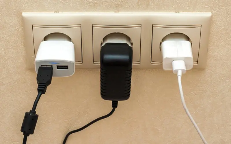 ماندن شارژر در پریز