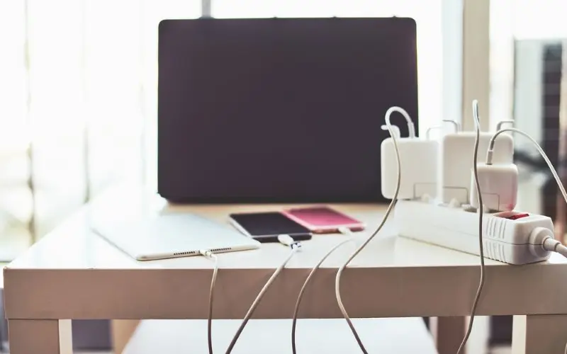 ماندن شارژر در پریز