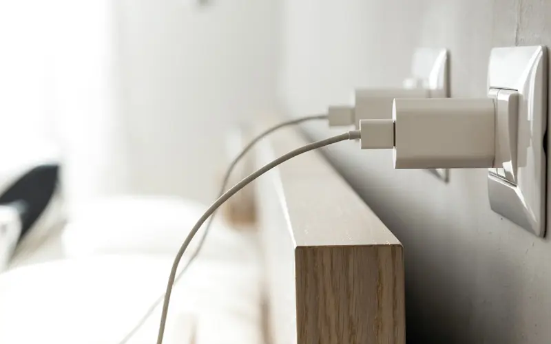 ماندن شارژر در پریز