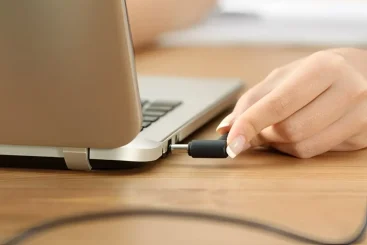 استفاده از لپ تاپ در حال شارژ